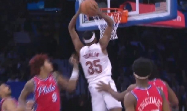 开云应用-追回来了！汤姆林切入接泰森妙传双手砸扣2+1