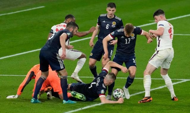 开云-英伦德比闷战收场 三狮拖沓保守遭名宿群嘲