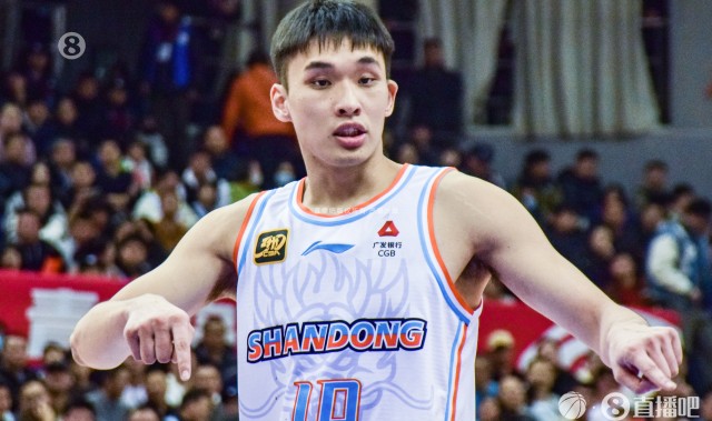 开云官方平台-媒体人：谢智杰第四节比赛气质真的不错 二年级生掌控挺稳的了