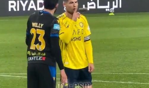 开云-C罗和布赖代球员禁区内互动，C罗用手势示意对手“少说多做”