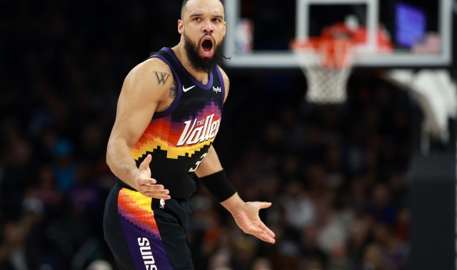 功亏一篑！狄龙绝平三分拉拽维金斯被吹进攻犯规 还追加一级恶犯