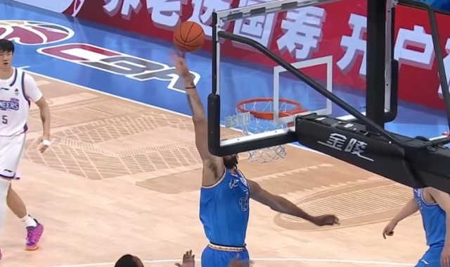 开云APP-跳着探戈扣了~麦基突破转身单臂暴扣后再送飞天大帽 哈姆雷特抱怨