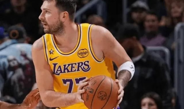 开云官方平台-湖人复仇迎连胜，东契奇满分詹姆斯优秀，两替补也进红榜